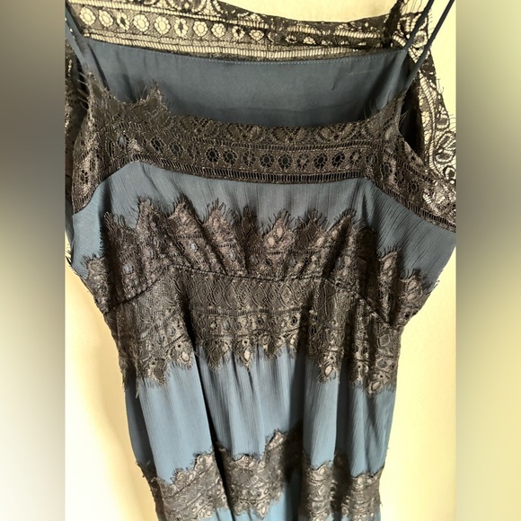 Elegant Club Monaco Navy and Black Dress in size 4 - Picture 8 of 8